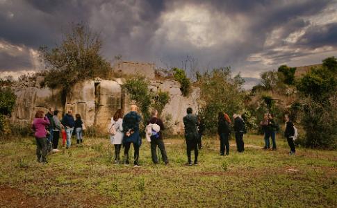 Esplora il cuore di pietra di Melpignano: un percorso tra cave, pajare, menhir e pietra leccese