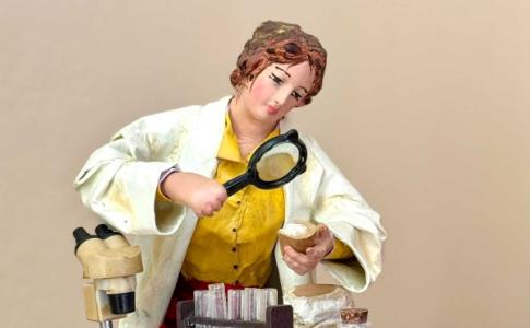 NATALE, LA STATUINA DEL PRESEPE 2024 RAPPRESENTA LA CASARA; AD OLTRE 800 ANNI DAL PRIMO PRESEPE VOLUTO DA SAN FFRANCESCO A GRECCIO