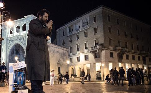 Sabato 30 novembre | LECCE - Barbonaggio Teatrale Collettivo in Piazza Sant'Oronzo