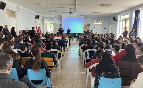 LA POLIZIA POSTALE TRA I BANCHI DI SCUOLA CONTRO IL CYBERBULLISMO