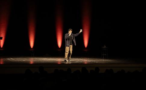 Venerdì 21 febbraio | LECCE | Edoardo Ferrario con "Performante" al Teatro Apollo