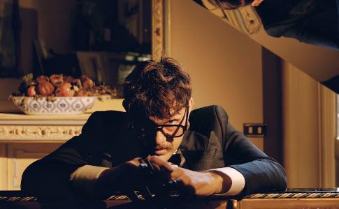 Domenica 18 ottobre | LECCE | Renzo Rubino inaugura il tour di Gran Piano Bar Rubino per Conversazioni sul futuro alle Officine Cantelmo In arrivo