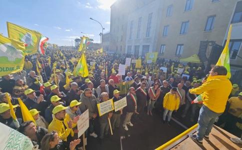 MOBILITAZIONE: COLDIRETTI PUGLIA, 5000 AGRICOLTORI E TRATTORI IN PIAZZA A BARI CHIESTO LO STATO DI CRISI; CARO GASOLIO, FERTILIZZANTI E ACQUA METTONO IN GINOCCHIO LE IMPRESE